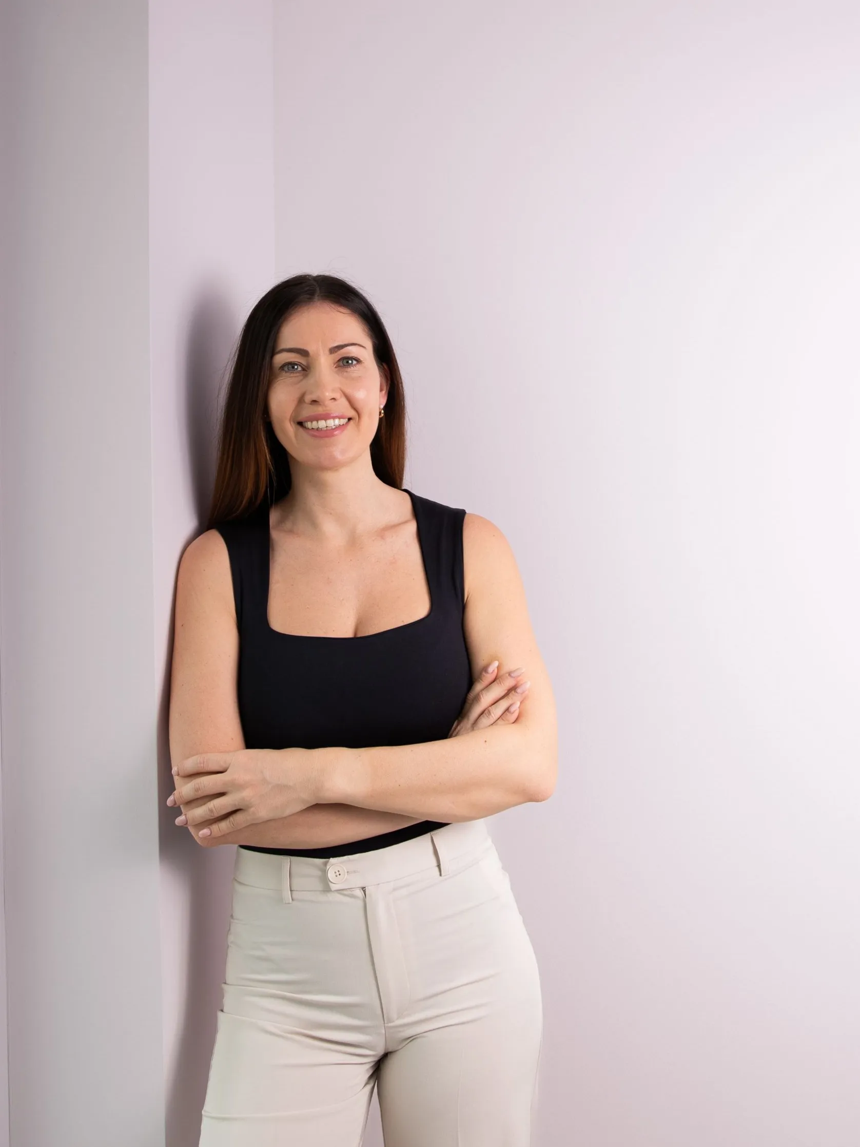 Selbstbewusstes Business-Portrait vor pastellfarbener Wand